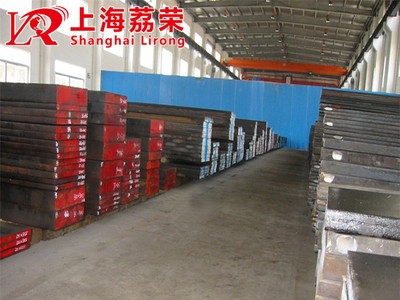 模具鋼是用來(lái)制造冷沖模、熱鍛模、壓鑄模等模具的鋼種。模具是機(jī)械制造、無(wú)線電儀表、電機(jī)、電器等工業(yè)部門(mén)中制造零件的主要加工工具。模具的質(zhì)量直接影響著壓力加工工藝的質(zhì)量、產(chǎn)品的精度產(chǎn)量和生產(chǎn)成本，而模具的