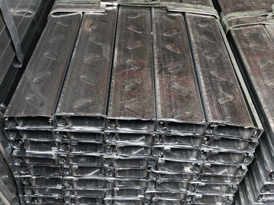 佛山廠家批發(fā)鍍鋅c型槽屋頂檁條熱鍍鋅C型鋼100*35鋼構(gòu)廠房Z型鋼